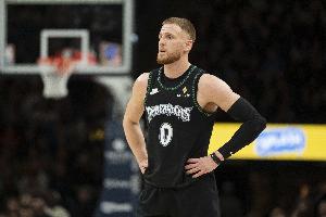 迪文岑佐：申京的扣篮仿佛盖棺定论 暂停后我们昂首挺胸做出回应 - 资讯配图