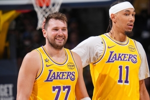 21分10板！雷迪克：队友都知道海斯挡拆顺下的威胁 都会给他传球 - 资讯配图