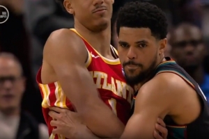 激烈!T·哈里斯和杰伦·约翰逊摔跤 活塞挑战成功&后者进攻犯规 - 资讯配图