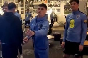 180分！福登在英格兰基地射飞镖掷出满分，三镖均中20×3 - 资讯配图