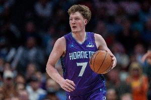 20岁236天！克尼佩尔单赛季至少甩进250记三分 NBA历史最年轻！ - 资讯配图