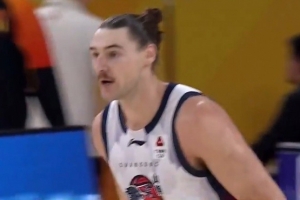 可圈可点!斯蒂尔首秀18分钟9中6拿到16分10板 三分3中2 - 资讯配图