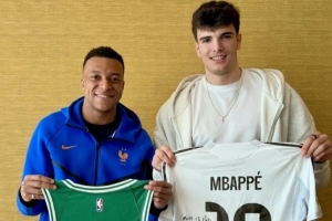 皇马系碰面!乌戈·冈萨雷斯与足坛巨星姆巴佩两人交换球衣 - 资讯配图