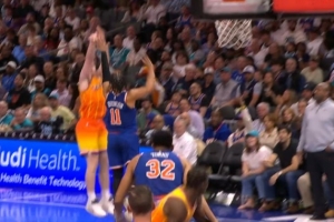 三分雨顶不住！克尼佩尔加长追身三分自信命中 黄蜂领先到15分 - 资讯配图