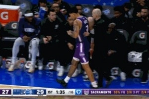 手指脱臼？国王球员海斯手指受伤主动犯规返回更衣室 - 资讯配图