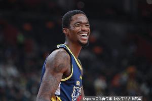 两队就你自己上双！萨姆纳半场出战11分钟 12中7砍下19分2板2断 - 资讯配图