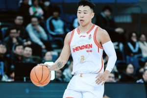 被限制得出手不多!贺希宁首发31分钟 三分5中3拿到11分3助2断 - 资讯配图