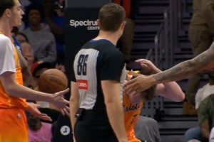 哈哈！球迷篮筐后面投篮直接砸到了克尼佩尔脑袋 - 资讯配图