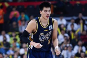 直播吧：广东男篮批准焦泊乔请假暂时离队以处理私人事务 - 资讯配图