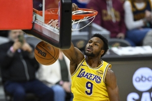 南湾湖人战胜苏瀑天空力量 布朗尼9分3板5助 克内克特19分4板2助 - 资讯配图