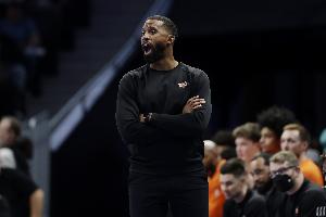 黄蜂主帅:我们球迷的呐喊声盖过了尼克斯球迷 对此我们很感激 - 资讯配图