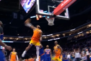 杀死比赛！小桥三分不中自投自抢 垫步起飞拉满弓单臂暴力战斧！ - 资讯配图