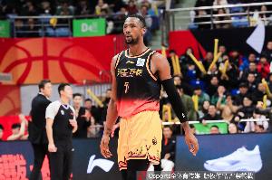 内外开花！贾尔斯半场11中6砍下17分9板 三分4中3 - 资讯配图