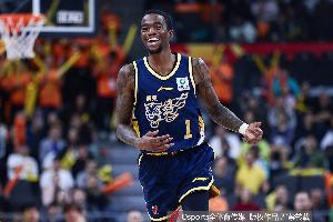 太猛了！萨姆纳首节6分钟7中5高效砍下13分1板2断 - 资讯配图