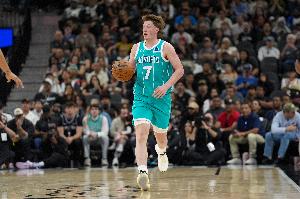 【菜鸟】克尼佩尔26分11板8助&最年轻250三分先生 费尔斯13分6助 - 资讯配图