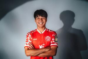 官方:美因茨买断24岁日本中场川崎飒太 - 资讯配图