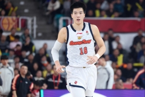 京媒：焦泊乔不打也不会改变战局 北京需要限制萨姆纳领衔的外线 - 资讯配图