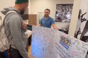 密密麻麻全是爱！湾区电台为库里38岁生日献上“超级贺卡”！ - 资讯配图