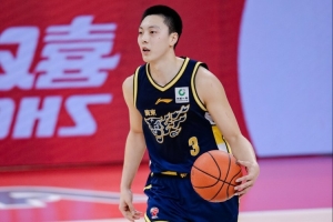 媒体人:徐杰和胡明轩的球权多了 广东输球是实力不够但拼劲可以 - 资讯配图