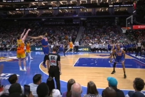 顶级！克尼佩尔顶着唐斯再扔进三分 甚至都没站稳！三分7中5了！ - 资讯配图