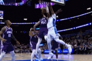 给新秀上强度！小卡特切入接球扛开雷诺直接双手隔扣 - 资讯配图