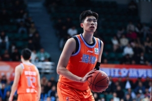 拼到5犯!邹阳11中7拿到18分9板 首节独得10分 - 资讯配图