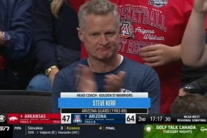 为母校助威!勇士主帅科尔现场观战亚利桑那VS阿肯色的NCAA16强战 - 资讯配图