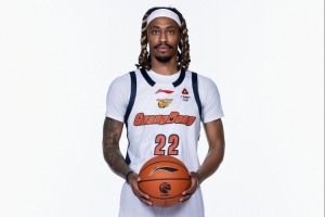 媒体人：广东内线高度不够外线3分不准 麦考尔只会冲筐压根没组织 - 资讯配图