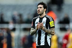 纽卡跟队记者：曼联将在今夏报价托纳利，队长B费也支持这笔引援 - 资讯配图