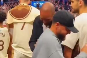 看戏的感觉！篮网落后三分超远滥投 波津摊手不解&库里霍福德笑尿 - 资讯配图