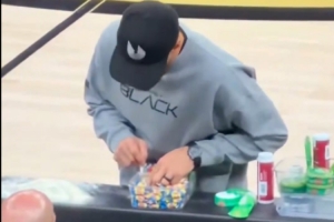 小学生爱吃糖！勇士对篮网时库里在场边偷偷藏糖果 - 资讯配图