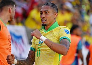 记者：拉菲尼亚感觉自己腿筋拉伤，若确诊预计将缺席数周 - 资讯配图