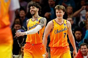 媒体人：黄蜂走上正轨 浑身都是劲儿 季后赛谁碰上谁倒霉 - 资讯配图