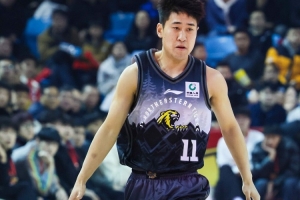 手感冰凉!姜伟泽打满首节5中0一分未得 正负值-17 - 资讯配图