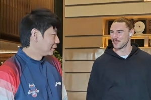 鲁媒：斯蒂尔已经抵达太原 与山东男篮大部队会合 - 资讯配图