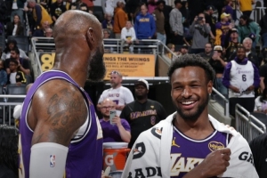 詹姆斯：我为布朗尼感到无比骄傲 他属于这里&他完全配得上 - 资讯配图