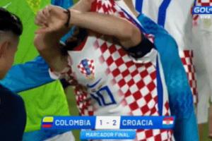 老友重逢!J罗和莫德里奇赛后交换球衣,聊了许久 - 资讯配图