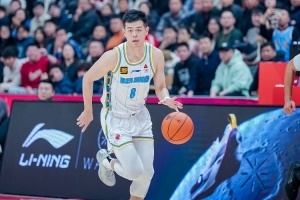 替补打得不错!方硕6中4拿下10分3篮板1助攻 - 资讯配图