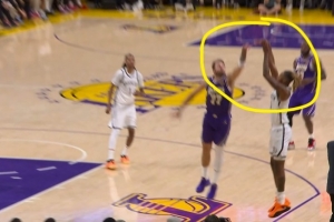 很值！东契奇被吹三分犯规请求挑战 湖人挑战成功取消犯规改争球 - 资讯配图