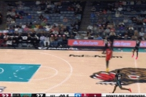 申京传球失误 GG·杰克逊轰进中场压哨三分予以惩戒 - 资讯配图