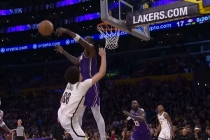 攻防建功！艾顿防守端送出大帽 反击快下扣进打停篮网 - 资讯配图