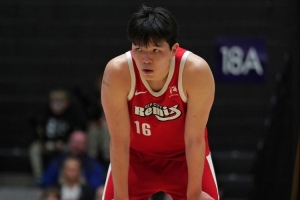 解说:杨瀚森太想把球打得合理了 队友都拿球就干 传出去也回不来 - 资讯配图