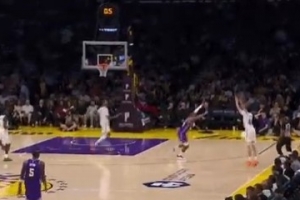 这都差点失误了！特拉奥雷转身压哨超远三分出手打板命中 - 资讯配图