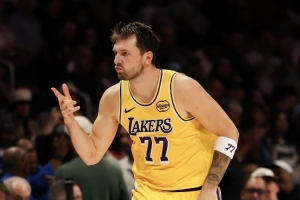 炸裂!东契奇最近5场场均41.8分6.6板5.4助3.2断 投篮命中率49.3% - 资讯配图