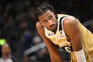 强行下班！萨尔10中3仅拿到8分9板3助1帽 两节半犯满离场 - 资讯配图