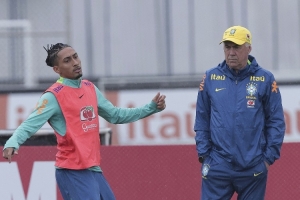 每体:弗里克对拉菲尼亚受伤不满,若其缺席超28天巴萨有权获赔偿 - 资讯配图