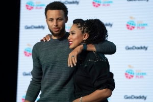 库嫂:我工作很努力 想证明自己的能力 库里很支持我从不袖手旁观 - 资讯配图