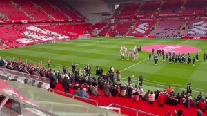 渣叔回归安菲尔德!克洛普走进场地内,引发全场球迷热烈欢呼 - 资讯配图