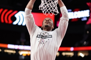 助攻小杨价值千金!扬布拉德12中9&三分4中3砍下34分6板3助 - 资讯配图