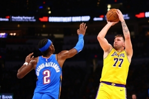 Skip：湖人多少次都是被东契奇的无脑3分投崩的 总决赛就这么输的 - 资讯配图